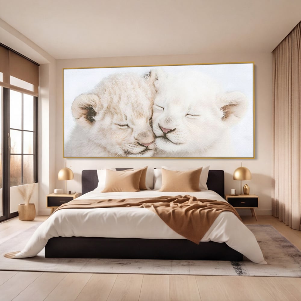 Tablou canvas cu doi pui de leu dormind imbratisati, in rama de aluminiu auriu, pe perete intr-un dormitor